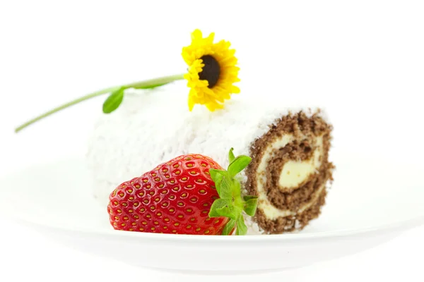 Flor, bolo e morangos isolados sobre branco — Fotografia de Stock