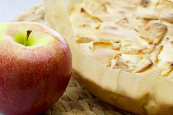 Яблочный пирог и яблоко — стоковое фото