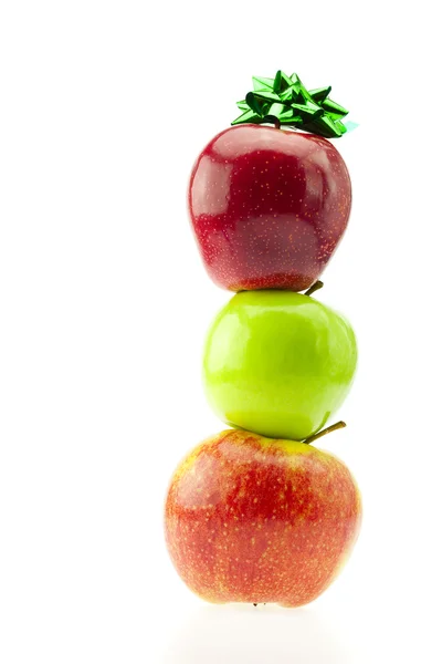 Berg av äpplen och band isolerad på vit — Stockfoto