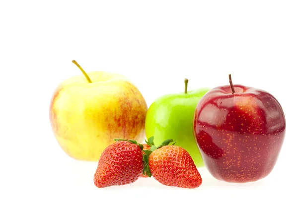 リンゴとイチゴを白で隔離されます。 — ストック写真