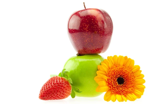 Jabłka, truskawki i kwiat na białym tle — Zdjęcie stockowe