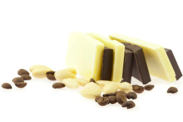 Шоколадные и кофейные бобы и орехи, изолированные на белом — стоковое фото
