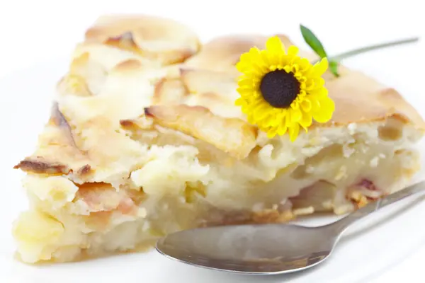 Tarta de manzana en un plato con una flor — Foto de Stock