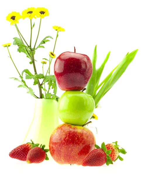 Jablka, jahody a květiny izolovaných na bílém — Stock fotografie