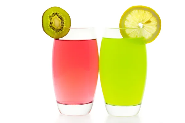 Two cocktails with slices of kiwi and lemon isolated on white — Stock Photo, Image