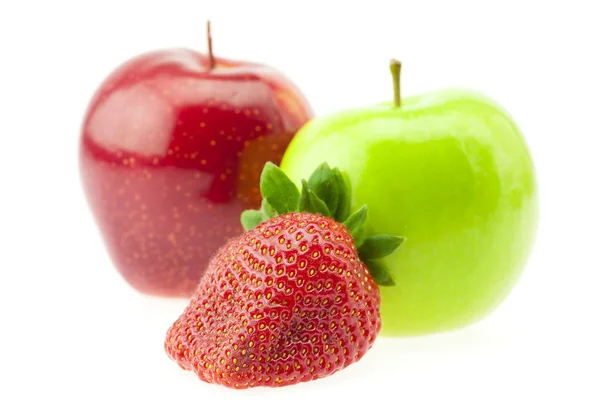 Twee appels en aardbeien op witte geïsoleerd — Stockfoto