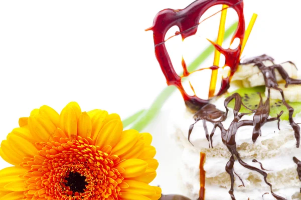 Karamel, çikolata, kivi ve izole üzerinde çiçek pasta — Stok fotoğraf
