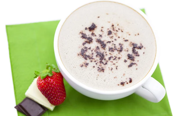 Kopje cappuccino met chocolade en aardbei op een servet — Stockfoto