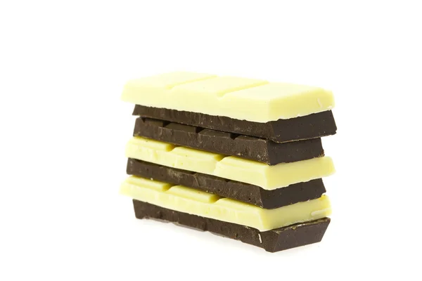 Montagna di cioccolato bianco e fondente isolato su bianco — Foto Stock