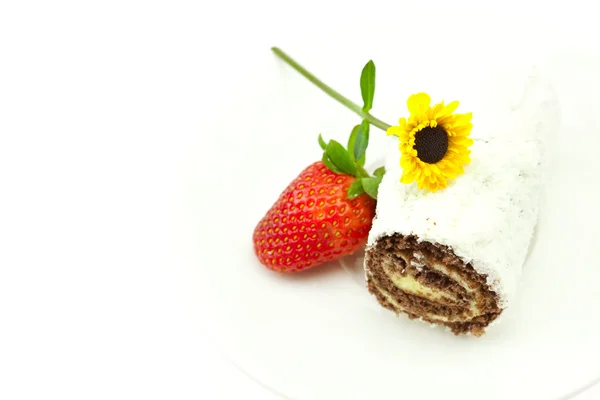 Roll, Erdbeeren und eine Blume isoliert auf weiß — Stockfoto
