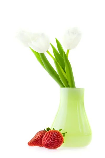 チューリップ、花瓶、白で隔離されるイチゴ — ストック写真