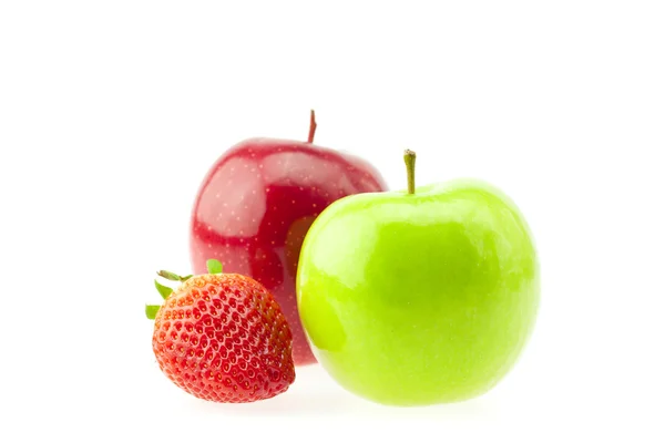İki elma ve üzerinde beyaz izole çilek — Stok fotoğraf