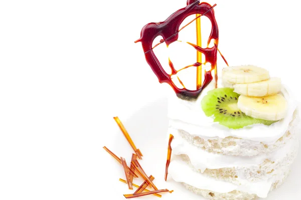 Tort z bitą śmietaną, Owoce kiwi i karmelu na białym tle na Zielone Świątki — Zdjęcie stockowe