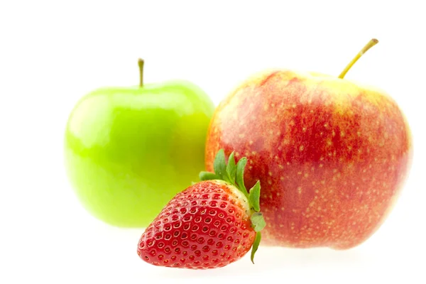 Δύο μήλα και φράουλες που απομονώνονται σε λευκό — Φωτογραφία Αρχείου