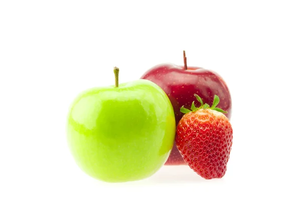 Twee appels en aardbeien op witte geïsoleerd — Stockfoto
