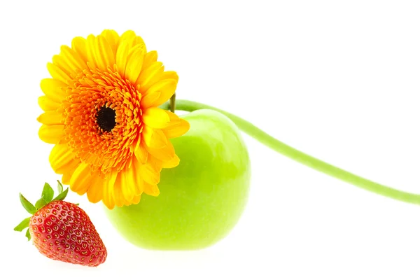 Çilek, elma ve üzerinde beyaz izole çiçek — Stok fotoğraf