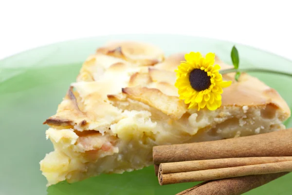 Яблочный пирог, цветок на тарелке и корица — стоковое фото