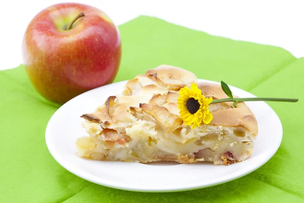Яблочный пирог, цветок на тарелке и яблоко — стоковое фото