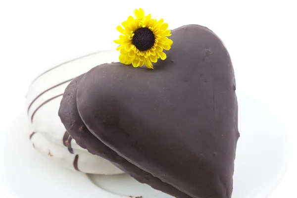 Ciasto w formie serca i kwiat na białym tle — Zdjęcie stockowe