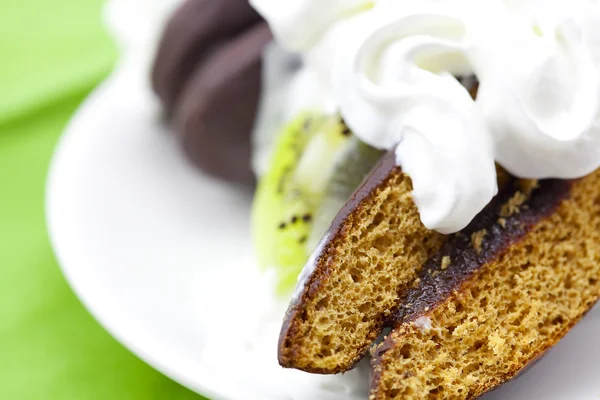 Torta con panna montata e kiwi — Foto Stock
