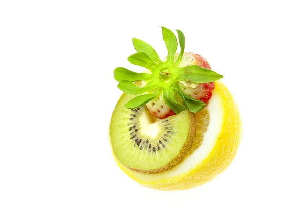 Limão, kiwi e morangos isolados em branco — Fotografia de Stock