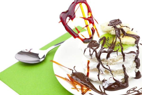 Pastel con chocolate, plátano, kiwi y caramelo en el plato —  Fotos de Stock