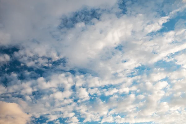 Nuvens flutuando no céu azul — Fotografia de Stock