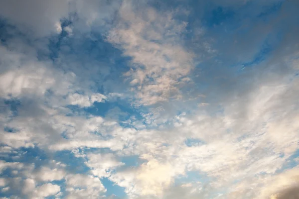 Nuvens flutuando no céu azul — Fotografia de Stock