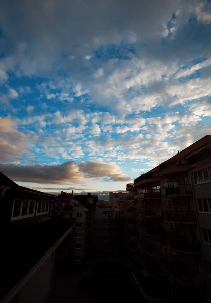 Ett hus mot den blå himlen med moln — Stockfoto