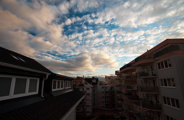 Uma casa contra o céu azul com as nuvens — Fotografia de Stock
