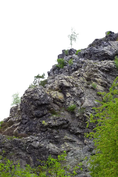 Fels mit Grün gegen den Himmel — Stockfoto