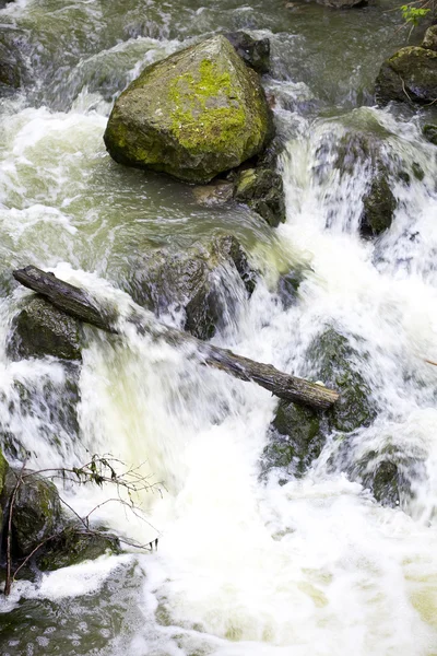 Вода течет в горном ручье — стоковое фото
