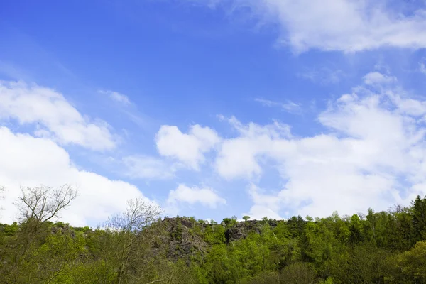 Berge gegen den blauen Himmel mit Wolken — Stockfoto