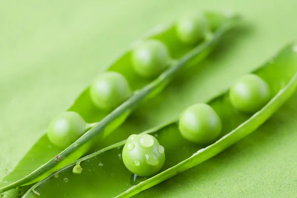 Peas on a green background — Stock Photo, Image