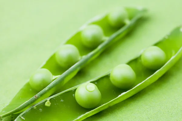Peas on a green background — Stock Photo, Image