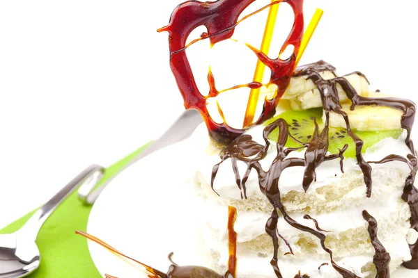 Dessert met karamel harten geïsoleerd op wit — Stockfoto