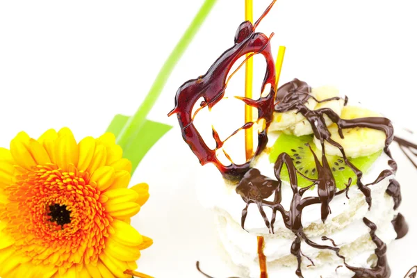 Dessert mit Karamellherzen und einer Blume auf weißem Grund — Stockfoto