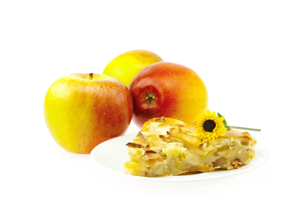 Jablka a jablečný koláč s květem izolované na bílém — Stock fotografie