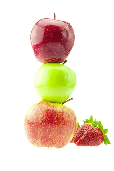 Μήλα και φράουλες που απομονώνονται σε λευκό — Φωτογραφία Αρχείου