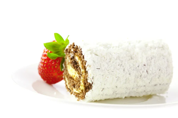 甘いロールパン、白で隔離されるイチゴ — ストック写真