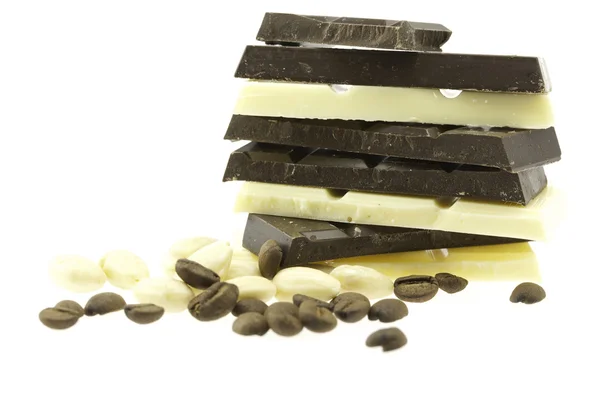 Montagna di cioccolato fondente e bianco isolato su bianco — Foto Stock