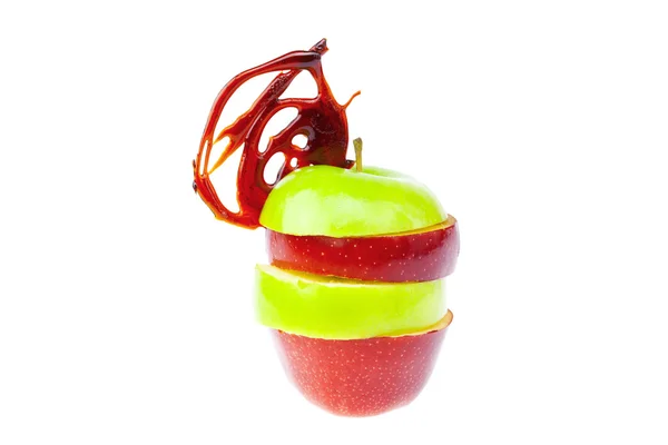 Elma dilim üzerinde beyaz izole karamel ile birbirlerine — Stok fotoğraf