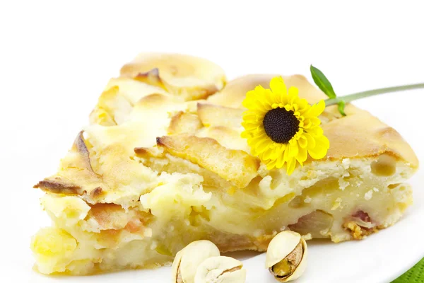 Pedazo de tarta de manzana y una flor aislada en blanco — Foto de Stock