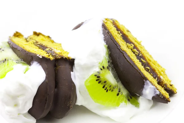 Darab tortát tejszínnel és a kiwi — Stock Fotó