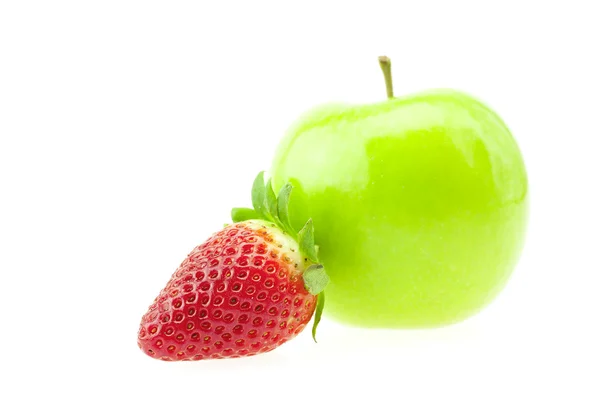 Manzanas y fresas aisladas sobre blanco — Foto de Stock