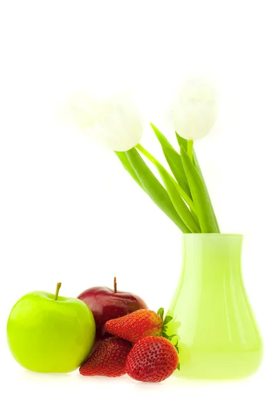 Натюрморт з тюльпанів і яблук ізольовано на білому — стокове фото