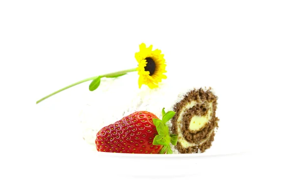 Süße Rollblume und Erdbeeren isoliert auf weiß — Stockfoto