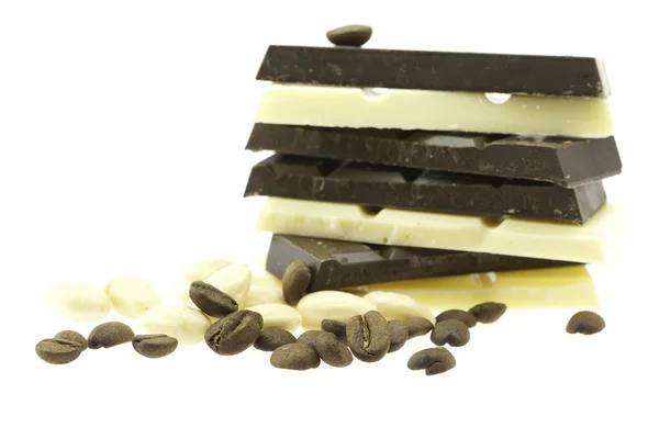 Berg van donkere en lichte chocolade op wit wordt geïsoleerd — Stockfoto