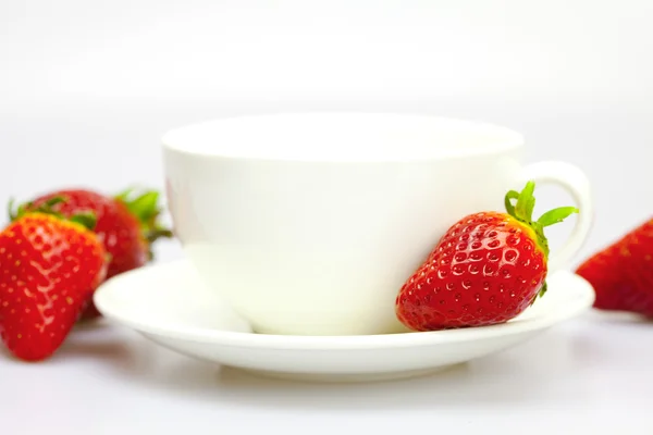 Cup of strawberries isolated on white — Stock Photo, Image
