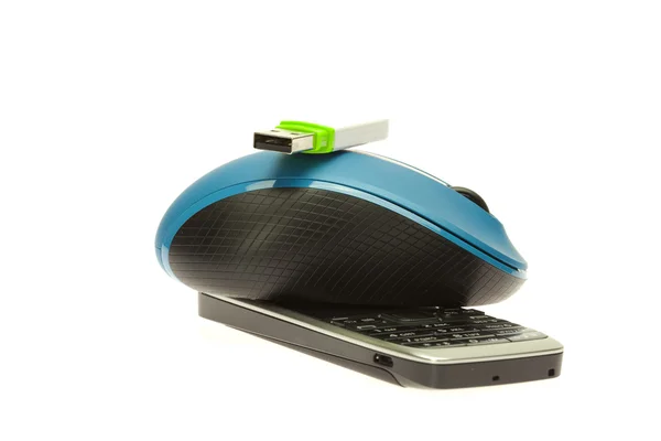 Flash drive mouse del computer e cellulare isolato su bianco — Foto Stock